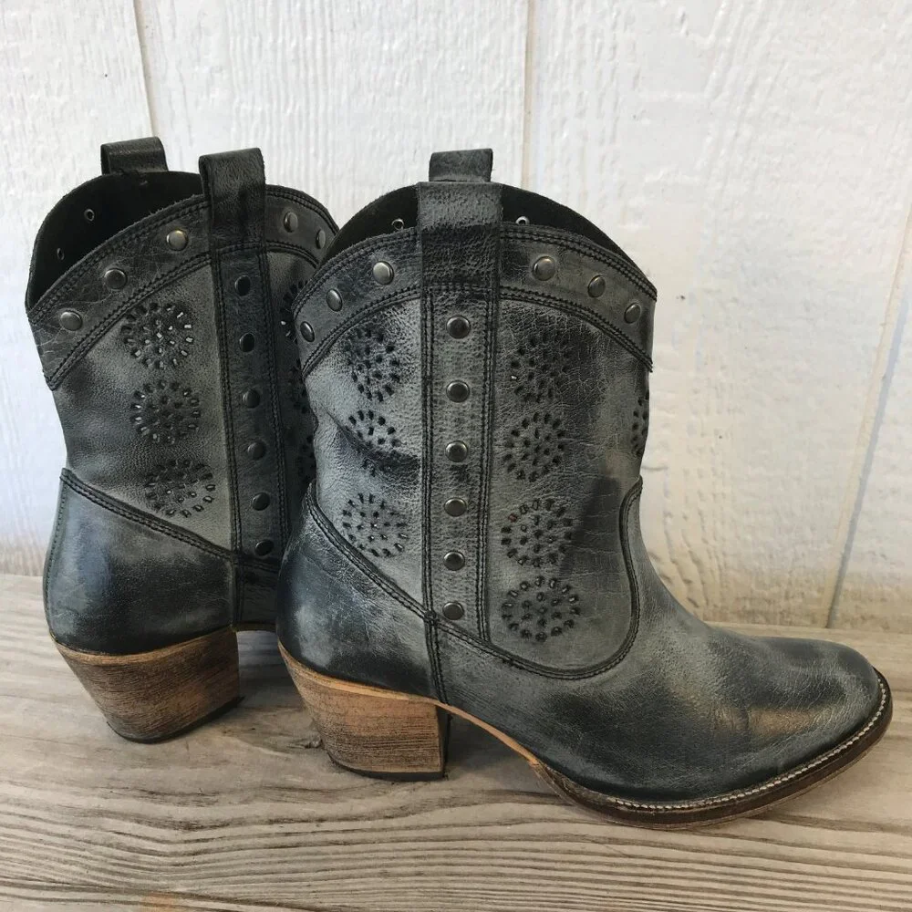 Dingo Cutouts and Studs Womens Gray Leather Western Ankle Boots 9.5 M DI790